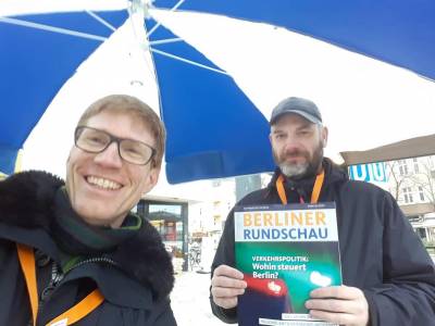 Roman Simon und Martin Wust beim verteilen der Berliner Wochenschau